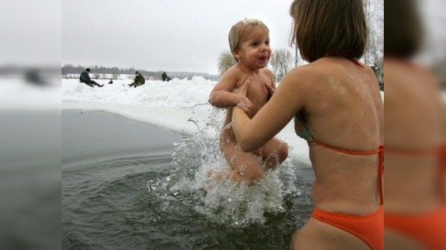 Baños de nieve, remedio para tener niños sanos en invierno