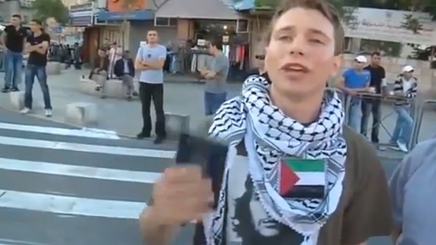 Video: Un joven judío declara su apoyo a Palestina y es golpeado por la Policía