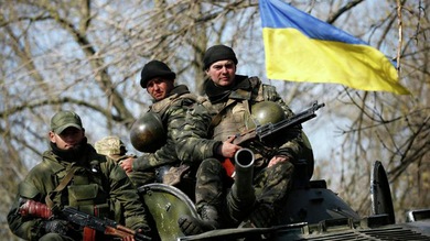 Un vehículo de combate del Ejército ucraniano abre fuego contra las autodefensas en Kramatorsk