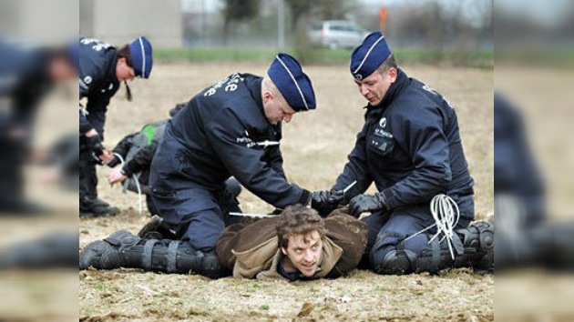 Acción por la paz ante la sede de la OTAN acaba con palizas y detenciones