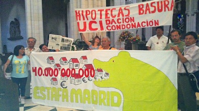 'Ocupa la catedral': 25 personas se encierran en La Almudena de Madrid protestando contra los desahucios