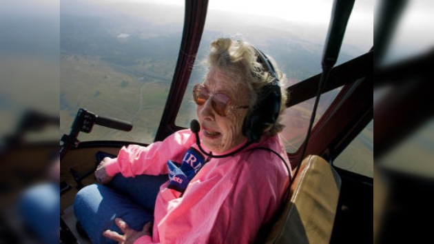 Una aviadora de 99 años pilotó un helicóptero
