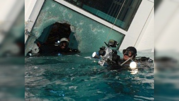 Los buzos ultiman la operación de rescate en el crucero naufragado Costa Concordia 
