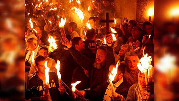 Vídeo: Desciende el Fuego Santo en el Sepulcro de Jerusalén 