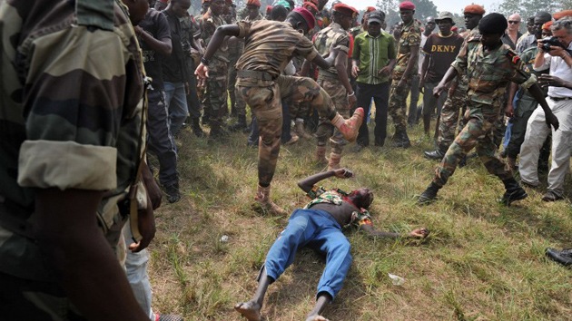 Horribles imágenes: soldados de la República Centroafricana linchan a un rebelde