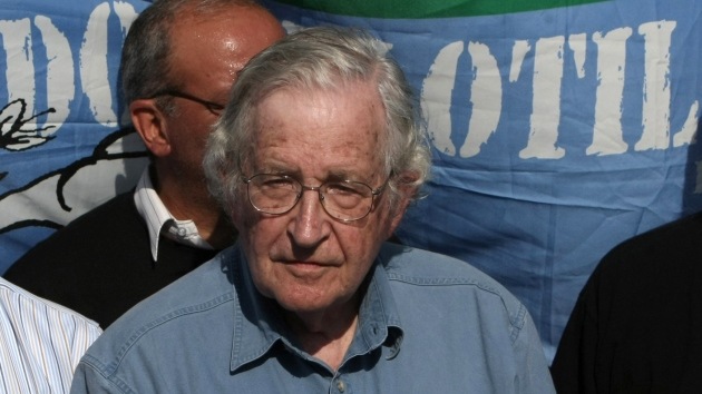 Noam Chomsky se une a la petición de libertad para dos activistas del 15-M