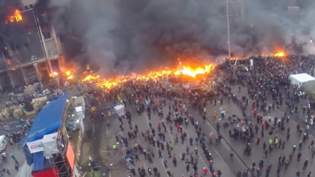 Video captado por un 'drone': Humo y fuego en la plaza de la Independencia de Kiev