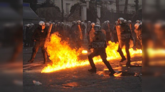 Atenas se manifiesta mientras el Parlamento debate las nuevas medidas de austeridad