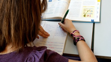 Denuncian a profesor español por machista: "Las mujeres deben estar en casa fregando"