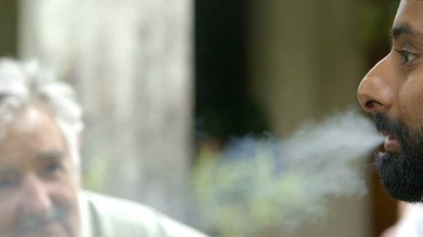 Video: Un periodista se fuma un porro de marihuana en una entrevista con Mujica