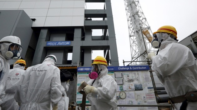 Cinta adhesiva y alambres contra las fugas de agua radiactiva en la central de Fukushima