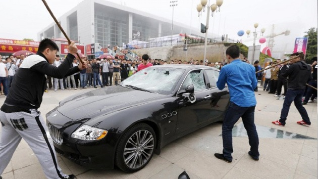 Video: Chino destroza su Maserati en protesta por un mal servicio