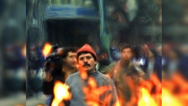 Queman barricadas y atacan una oficina estatal en Santiago de Chile