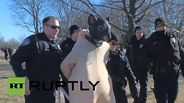 Video: Arrestan a una 'rata mutante' en la marcha anti-Monsanto en EE.UU.