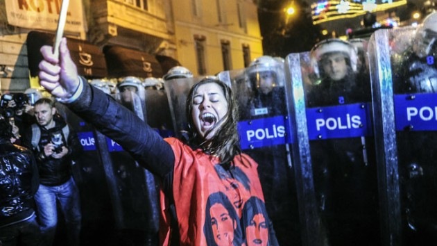 Fotos, video: Activistas se enfrentan con la Policía turca durante el Día de la Mujer