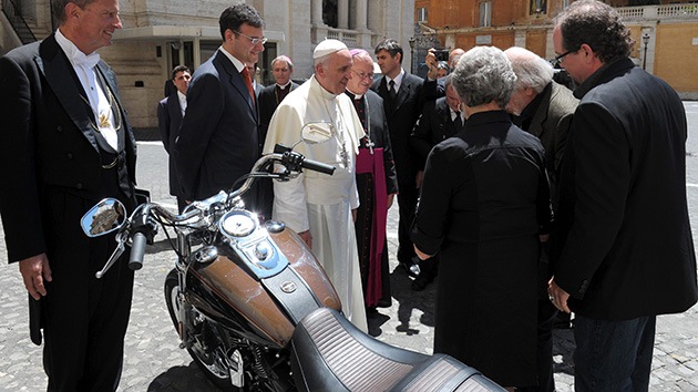 Fotos: El papa Francisco subastará su Harley Davison con fines benéficos
