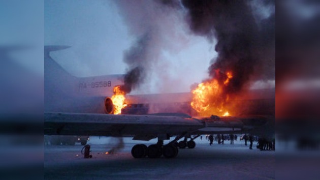 Un avión se incendió en el aeropuerto de Surgut