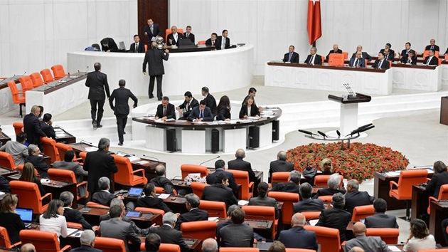 El Legislativo turco da luz verde a las operaciones militares contra Siria