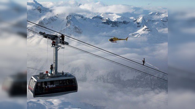 Récord Guinness: un suizo caminó a 3000 metros por cables sin seguro