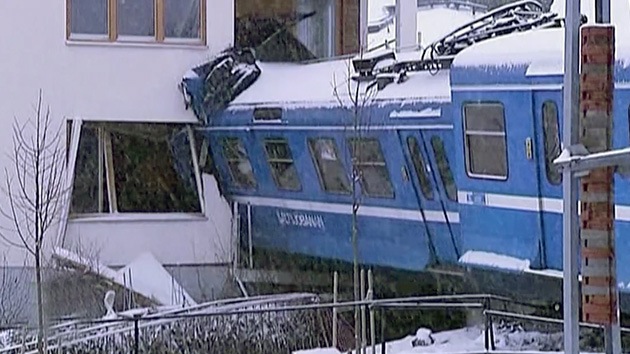 Video: Una mujer de la limpieza roba un tren en Suecia y lo estampa contra un edificio