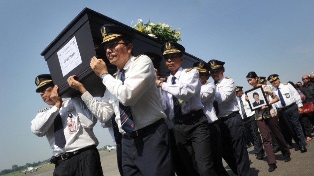 El factor humano, causa del siniestro del avión ruso Superjet-100 en Indonesia