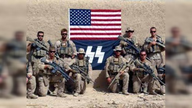 ‘Marines’ de EE. UU. posan ante el símbolo de la SS nazi