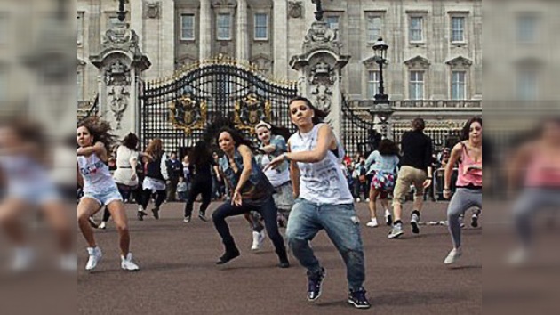 Más de 100 jóvenes organizaron "flashmob" en Londres en honor de la reciente boda real