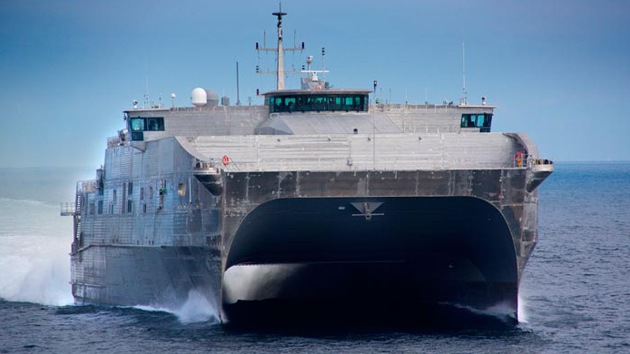 EE.UU. bota un nuevo catamarán militar capaz de transportar a un batallón