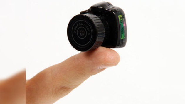 Una cámara réflex digital que cabe en la punta de un dedo pulgar