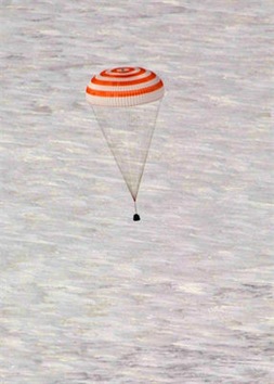 El aterrizaje de los tripulantes de la Soyuz TMA M