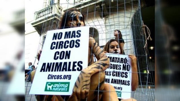 Activistas semidesnudas contra los circos que maltratan a los animales