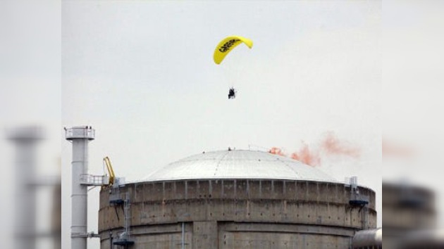 Greenpeace 'ataca' desde el aire a una central nuclear en Francia