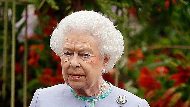 "¿Debería la reina Isabel II seguir el ejemplo de Juan Carlos?", se preguntan los británicos
