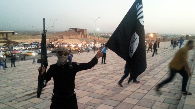 Video: Los yihadistas del EIIL ejecutan a sus rivales lanzándolos por un barranco