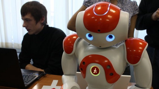 Estudiantes de Rusia y Japón presentan robots lectores y compradores