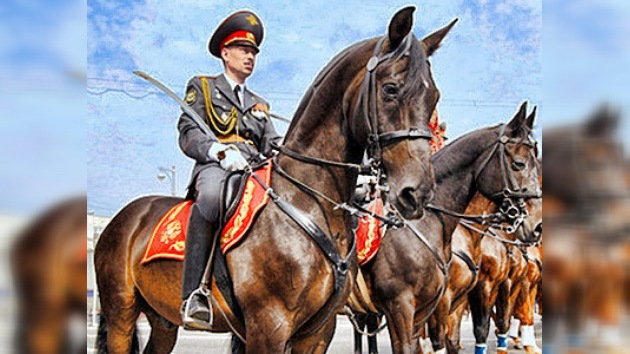 La Caballería de la Policía de Moscú muestra sus habilidades a los niños