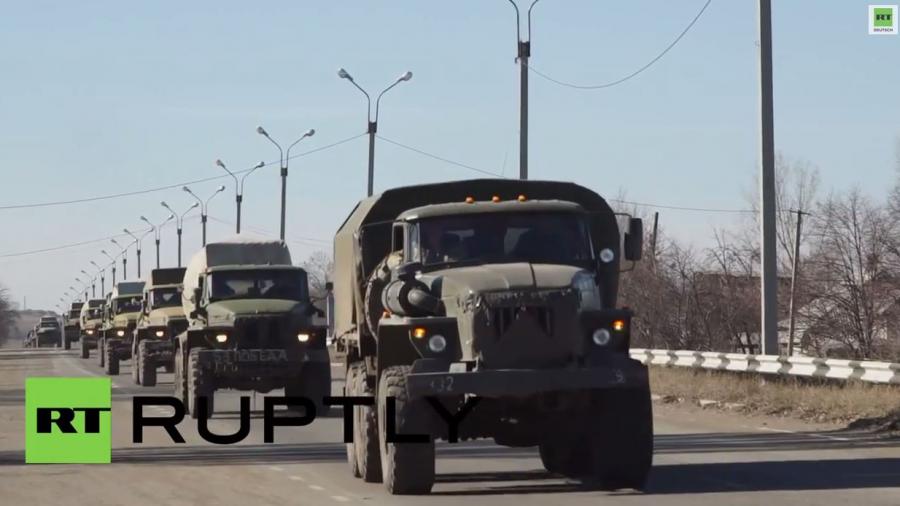 Ostukrainische Volksmilizen ziehen ihre GRAD-Raketenwerfer von der Frontlinie ab