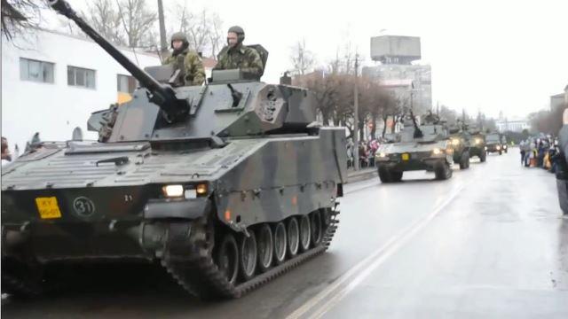 USA in Provokationslaune? US-Militärparade 300 Meter vor russischer Grenze