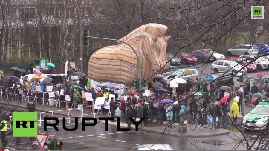 Berlin: Nein zu TTIP - Riesiges Trojanisches Pferd vor SPD-Zentrale