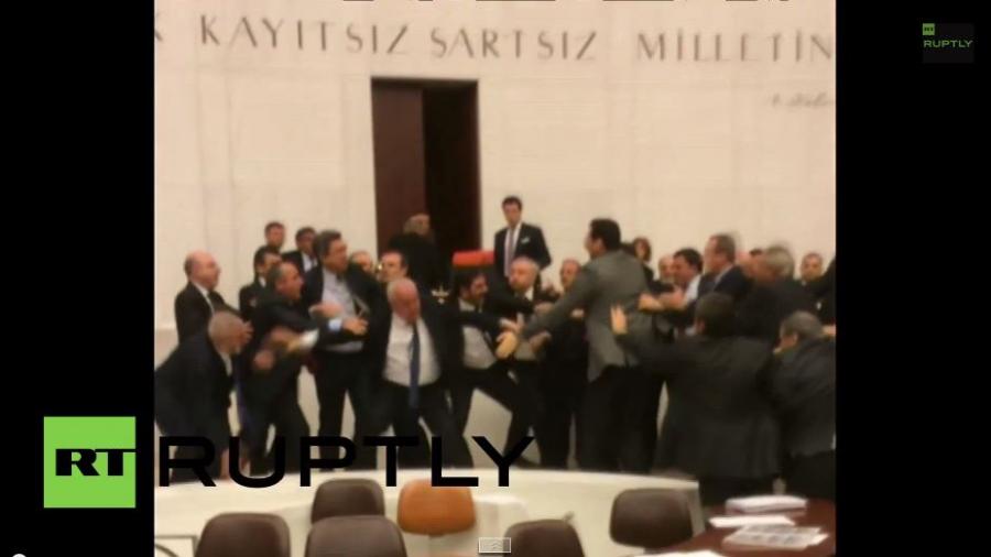 Klappe die Zweite - Wieder Massenschlägerei im türkischen Parlament