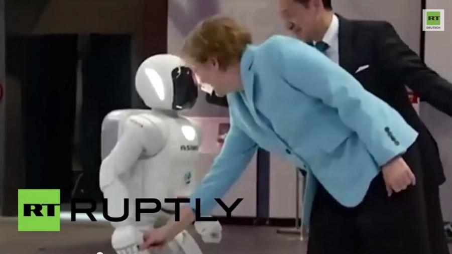 Japan: Angela Merkel freundet sich mit dem Roboter Asimo in Tokyo an