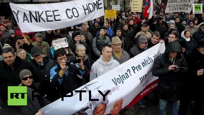Bratislava: Protest „Keine NATO-Basen in der Slowakai“ vor US-Botschaft