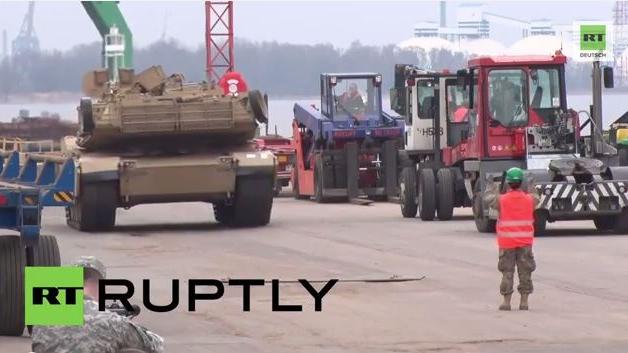 NATO lässt die Muskeln spielen - Über 100 US- Panzerfahrzeuge rollen in Lettland ein