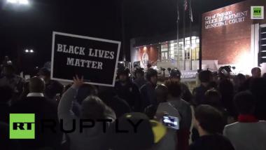 Schießerei in Ferguson- Zwei Polizisten werden verletzt