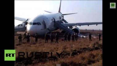 Nepal: Turkish Airlines - Bruchlandung neben der Fahrbahn