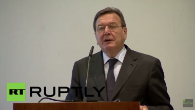 Schröder rechnet mit Merkels Russland-Politik ab