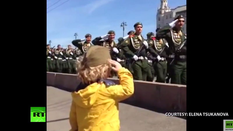 Moskau: Truppen geben kleinem Kind militärischen Gruß zum Tag des Sieges