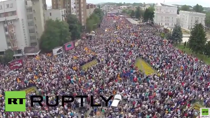 Drohne fängt Massenprotest gegen die Regierung Mazedoniens ein