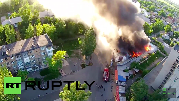Drohnen-Video: Großfeuer in Donezk nach Artillerieangriff auf Markt und Wohngebäude