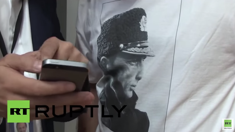 EU-Abgeordneter trägt Putin-Shirt „für die Idioten, die Krieg gegen Russland spielen“